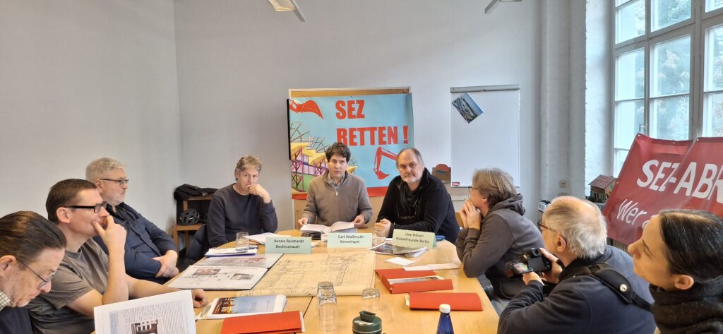 Die NaturFreunde Berlin und Gemeingut in BürgerInnenhand kündigten heute an, den Denkmalstatus des Berliner Sport- und Erholungszentrum (SEZ) vor Gericht durchzusetzen. Die Zulässigkeit einer derartigen Klage belegt ein juristisches Positionspapier von Rechtsanwalt Benno Reinhardt.