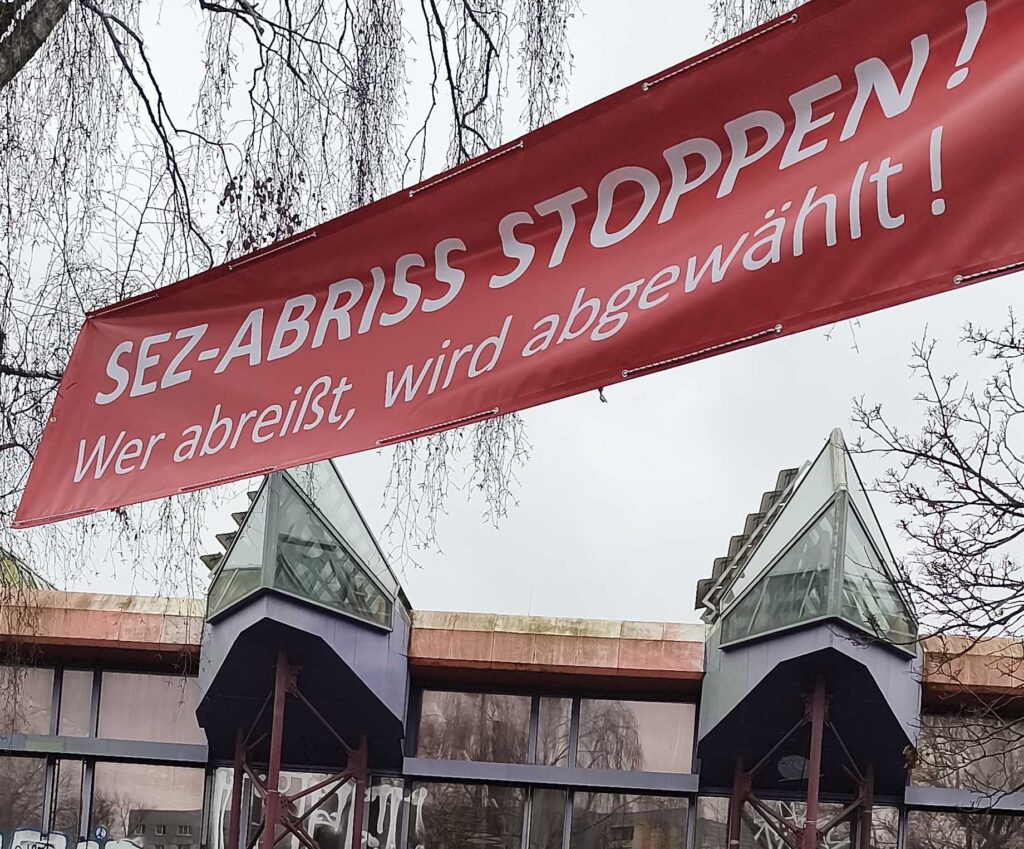 Die NaturFreunde Berlin und Gemeingut in BürgerInnenhand haben auf juristischem Weg einen Abriss-Stopp des Berliner Sport- und Erholungszentrums (SEZ) durchgesetzt. Nach der für heute von dem Bezirk Friedrichshain-Kreuzberg angekündigten behördlichen Untersagung muss der von der landeseigenen WBM zum 2. März 2026 angezeigte Abriss des denkmalwürdigen Gebäudeensembles wegen der schwerwiegenden Versäumnisse beim Artenschutz unterbleiben. Hier die ganze Pressemitteilung
