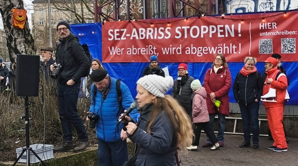 Liebe Abgeordnete, das SEZ berührt die Bereiche Wohnen, Schule und Jugend, Familie, Sport, soziale Infrastruktur, Gesundheit, Umwelt, Kultur, öffentliche Finanzen, Bürgerbeteiligung und das Miteinander von Ost-West. Retten Sie es vor dem Abriss! Hier der ganze Brief