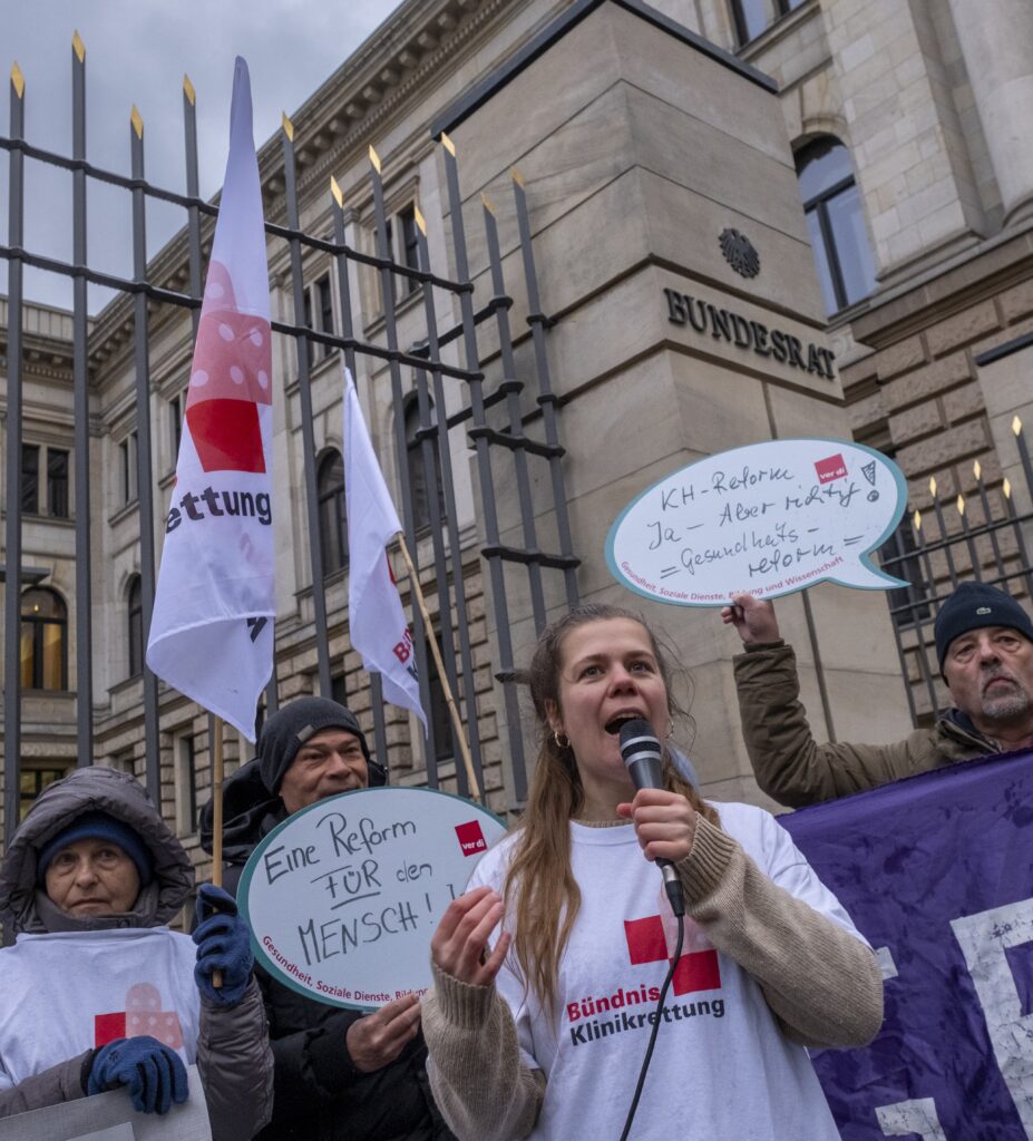 Heute haben die Länder im Bundesrat das Krankenhausreformanpassungsgesetz (KHAG) angenommen. Das Bündnis Klinikrettung kritisiert in seiner Pressemitteilung, dass mit dem KHAG die Möglichkeiten der Länder bei der Krankenhausplanung weiter eingeschränkt werden. Auch die Vorgaben des Transformationsfonds werden die Entscheidungen der Länder stark beeinflussen. Das Gesetz wird zum Abbau der flächendeckenden wohnortnahen Krankenhausversorgung führen.