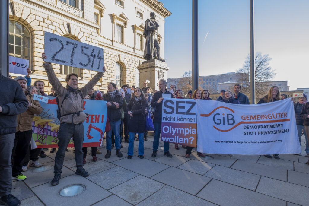 Aus Anlass der Anhörung zum Berliner Sport- und Erholungszentrum (SEZ) in den Ausschüssen für Stadtentwicklung sowie für Sport des Berliner Abgeordnetenhauses fand vor Ort eine Kundgebung statt. Gemeingut in BürgerInnenhand hatte dazu aufgerufen, 150 Menschen kamen und forderten vehement den Erhalt des SEZ. Gemeingut gab eine Pressemitteilung zur Anhörung heraus.