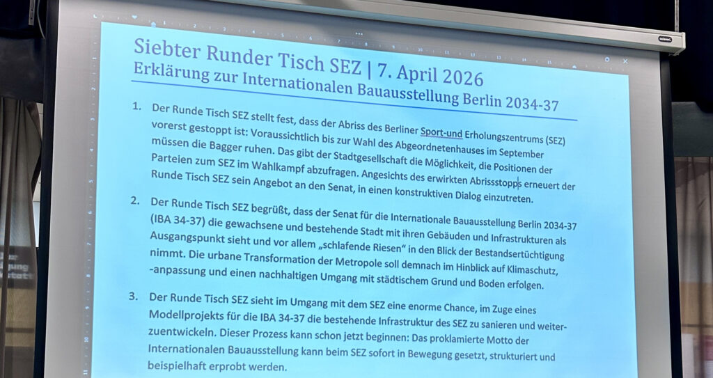 Bei der siebten Sitzung vom Runden Tisch SEZ haben die Teilnehmer:innen die Erklärung verabschiedet, in der sie den Berliner Senat auffordern, SEZ als Modellprojekt für die Internationale Bauausstellung Berlin 2034-37 aufzunehmen. Das würde enorme Chancen für die Sanierung und die Weiterentwicklung von SEZ eröffnen.