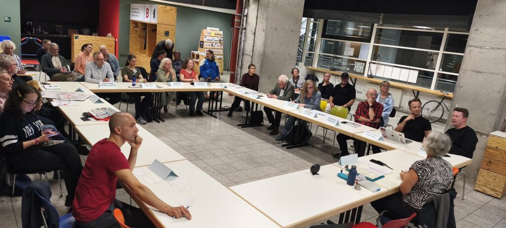 Am 28. September fand die 8. Sitzung des Runden Tisch SEZ statt. In der Sitzung wurde eine Erklärung verabschiedet. Darin fordern die Teilnehmer:innen des Runden Tisches unter anderem die aktuelle Ausschreibung für den Komplettabriss zu stoppen, ein Abrissmoratorium zu verhängen und Baumfällungen zu verhindern.