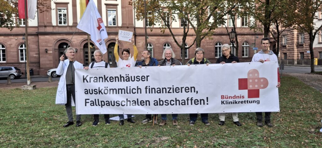 Das Bündnis Klinikrettung protestiert heute vor dem Landgericht Darmstadt gegen die aktuelle Politik der Bundesregierung, die zur systematischen Unterfinanzierung der Krankenhäuser und letztlich zu immer mehr Krankenhausschließungen führt. Anlass ist der erste Verhandlungstag zur Klage der Kreisklinik Groß-Gerau gegen die Bundesrepublik Deutschland. Die Klage ist Beleg für die unhaltbare Situation der Krankenhäuser.